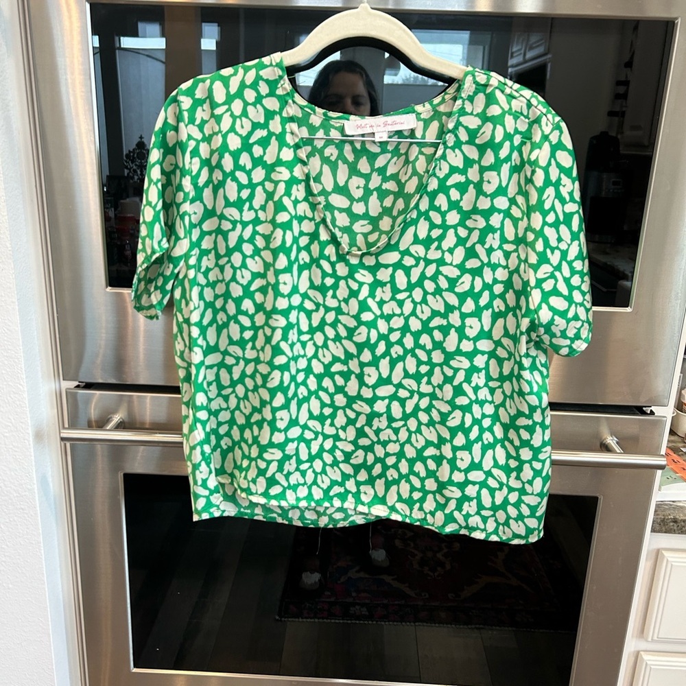 Meet me in Santorini leopard print Short Sleeve Top size M GUC